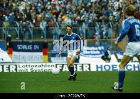 Gelsenkirchen, Deutschland. Mai 2020. Fuvuball, firo: 27.03.1993 Fuvuball, 1. Bundesliga, 1992/1993, 92/93 Rvºckrunde, 23. Spieltag, Archivbilder, Archivfoto FC Schalke 04 - VfB Stuttgart 1: 0 Thomas Linke, Einzelaktion Quelle: dpa/Alamy Live News Stockfoto