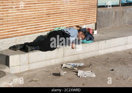 Toledo, Kastilien La Mancha, Spanien 12 29 2006 EIN Mann schläft in Toledo, Spanien, auf der Straße Stockfoto