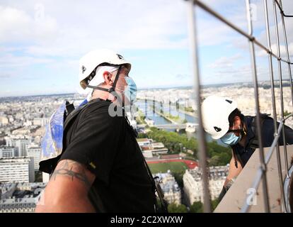 Paris, Frankreich. Juni 2020. Putzfrauen mit Gesichtsmasken arbeiten am Eiffelturm in Paris, Frankreich, 18. Juni 2020. Der Eiffelturm wird am 25. Juni wieder eröffnet. Es wurden sanitäre Maßnahmen ergriffen, um die Sicherheit der Touristen zu gewährleisten. Das Pariser Wahrzeichen ist seit über drei Monaten wegen der COVID-19-Sperre geschlossen. Kredit: Gao Jing/Xinhua/Alamy Live Nachrichten Stockfoto