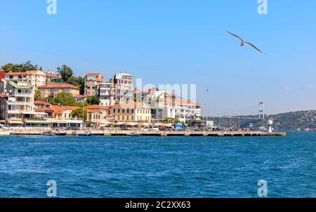 Häuser auf den Bosporus und die Fatih Sultan Mehmet Brücke, Istanbul. Stockfoto
