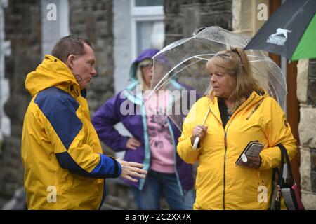 Rhondda, Wales 18. Juni 2020. Der britische Abgeordnete Chris Bryant für die Rhondda trifft die Bewohner von Pentre, Südwales, die von Sturzfluten nach heftigen Regenfällen in der Region getroffen wurden. Es ist das zweite Mal in diesem Jahr, dass die Bewohner von Hochwasser getroffen wurden, Häuser zerstört und viele dazu gebracht haben, neue Unterkünfte zu finden. Kredit : Robert Melen/Alamy Live Nachrichten Stockfoto