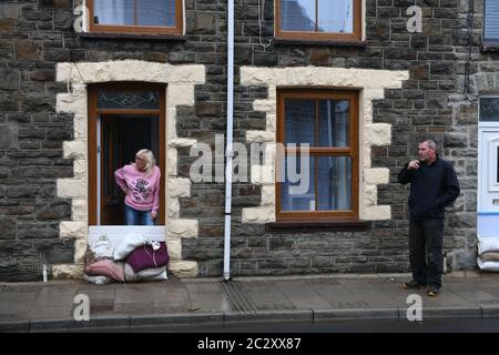 Rhondda, Wales 18. Juni 2020. Die britische Julie Everett (links) zog nach der Renovierung wegen der Überschwemmungsschäden im Februar in ihr Haus in Pentre, Südwales, zurück, um am selben Tag erneut überschwemmt zu werden. Die sind von Blitzfluten nach starken Regen in der Gegend am Mittwoch getroffen : Robert Melen/Alamy Live News Stockfoto