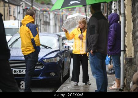 Rhondda, Wales 18. Juni 2020. Der britische Abgeordnete Chris Bryant für die Rhondda trifft die Bewohner von Pentre, Südwales, die von Sturzfluten nach heftigen Regenfällen in der Region getroffen wurden. Es ist das zweite Mal in diesem Jahr, dass die Bewohner von Hochwasser getroffen wurden, Häuser zerstört und viele dazu gebracht haben, neue Unterkünfte zu finden. Kredit : Robert Melen/Alamy Live Nachrichten Stockfoto