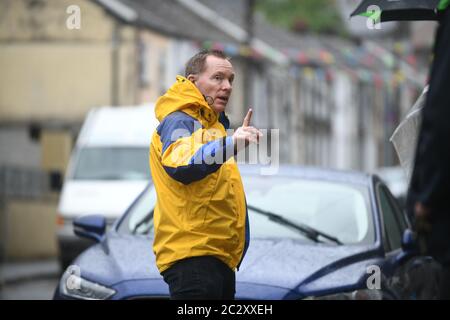 Rhondda, Wales 18. Juni 2020. Der britische Abgeordnete Chris Bryant für die Rhondda trifft die Bewohner von Pentre, Südwales, die von Sturzfluten nach heftigen Regenfällen in der Region getroffen wurden. Es ist das zweite Mal in diesem Jahr, dass die Bewohner von Hochwasser getroffen wurden, Häuser zerstört und viele dazu gebracht haben, neue Unterkünfte zu finden. Kredit : Robert Melen/Alamy Live Nachrichten Stockfoto