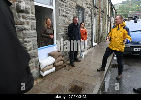 Rhondda, Wales 18. Juni 2020. Der britische Abgeordnete Chris Bryant für die Rhondda trifft die Bewohner von Pentre, Südwales, die von Sturzfluten nach heftigen Regenfällen in der Region getroffen wurden. Es ist das zweite Mal in diesem Jahr, dass die Bewohner von Hochwasser getroffen wurden, Häuser zerstört und viele dazu gebracht haben, neue Unterkünfte zu finden. Kredit : Robert Melen/Alamy Live Nachrichten Stockfoto