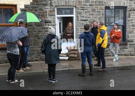 Rhondda, Wales 18. Juni 2020. Der britische Abgeordnete Chris Bryant für die Rhondda trifft die Bewohner von Pentre, Südwales, die von Sturzfluten nach heftigen Regenfällen in der Region getroffen wurden. Es ist das zweite Mal in diesem Jahr, dass die Bewohner von Hochwasser getroffen wurden, Häuser zerstört und viele dazu gebracht haben, neue Unterkünfte zu finden. Kredit : Robert Melen/Alamy Live Nachrichten Stockfoto