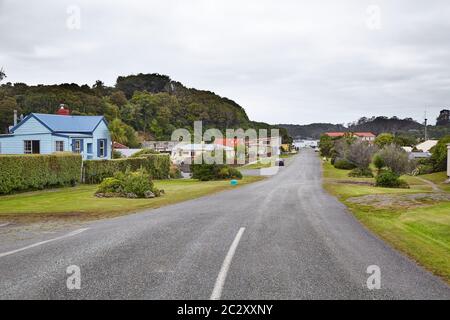 Blick auf die Straße in Oban, Neuseeland, Stadt auf Stewart Island, Hauptstraße Stockfoto