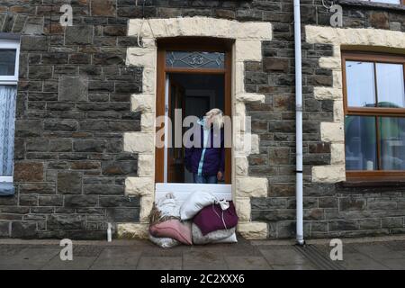 Rhondda, Wales 18. Juni 2020. Großbritannien Julie Everett zog nach der Renovierung wegen der Überschwemmungsschäden im Februar in ihr Haus in Pentre, Südwales, zurück, um am selben Tag erneut überschwemmt zu werden. Die sind von Blitzfluten nach starken Regen in der Gegend am Mittwoch getroffen : Robert Melen/Alamy Live News Stockfoto