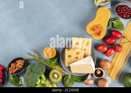 Vegetarische Küche Hintergrund. Ein Schuss von Obst, Gemüse, Käse, Pilze und Nudeln, Nüsse und Hülsenfrüchte, mit einem Ort Stockfoto