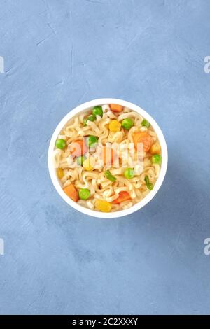 Ramen Schale, instant Soba Nudeln mit Gemüse in einem Plastikbecher, Overhead shot mit Kopie Raum Stockfoto