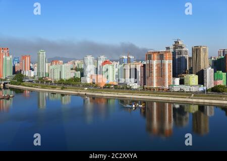 Pjöngjang, DPR Korea Nordkorea und Taedong River im Morgennebel. Blick auf moderne Wohnanlage auf der Othat Kangan Straße vom Yanggakd Stockfoto