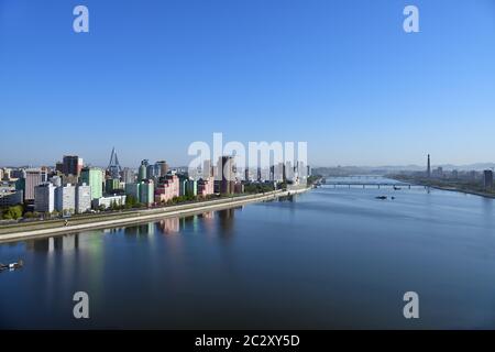 Pjöngjang, DPR Korea Nordkorea und Taedong River im Morgennebel. Blick nach oben, moderne Wohnanlage, Taedong Brücke und Juche Towe Stockfoto