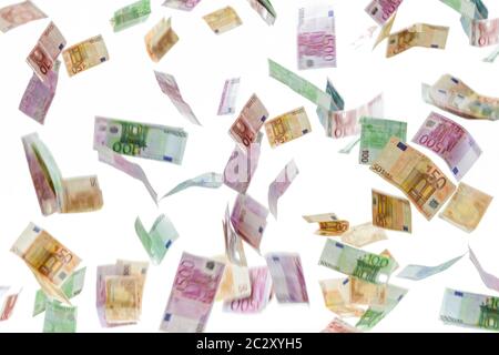 Geld Regen von Euro-banknoten isoliert auf weißem Hintergrund. Stockfoto