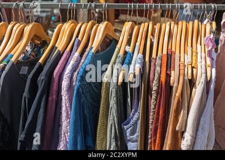 Leinen und Baumwolle Bekleidung Kleiderbügel Street Market Stockfoto