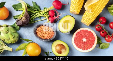 Veganes Essen, Panorama overhead Shot. Gesunde Ernährung Konzept. Obst, Gemüse, Hülsenfrüchte, Schuß von der Oberseite. Ein flach Stockfoto