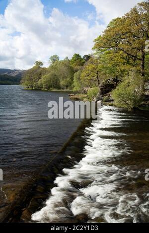 Wehr am Ausfluss des Grasmere Sees, im englischen Seengebiet Stockfoto