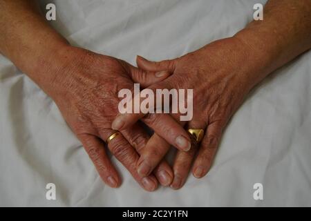 Hände einer alten Frau Stockfoto