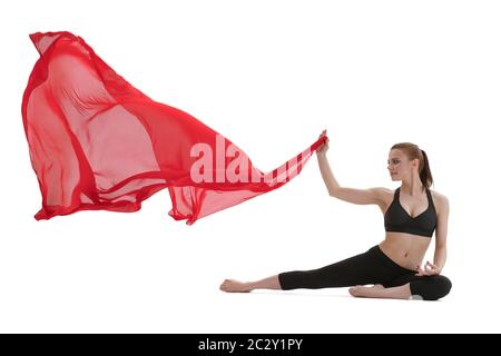Hübsches Mädchen Yoga mit rotem Tuch posing Stockfoto