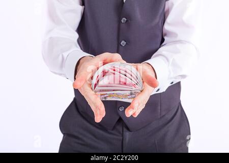 Hände mischen ein Kartenspiel in Nahaufnahme Stockfoto