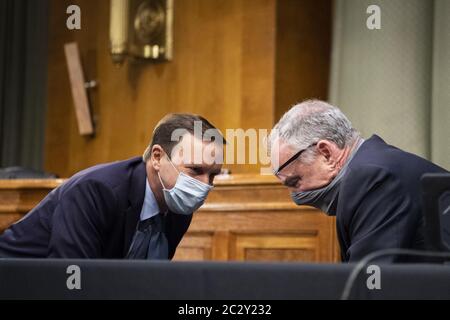 Washington, Usa. Juni 2020. Senator Chris Murphy, D-Conn., links, spricht mit Senator Tim Kaine, D-VA., während einer Anhörung des Senats für Außenbeziehungen über 'USA International Pandemic Preparedness' im Capitol in Washington am Donnerstag, 18. Juni 2020. Pool Foto von Caroline Brehman/UPI Kredit: UPI/Alamy Live News Stockfoto