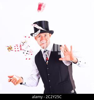 Magier zeigt einen Trick mit Karten Stockfoto