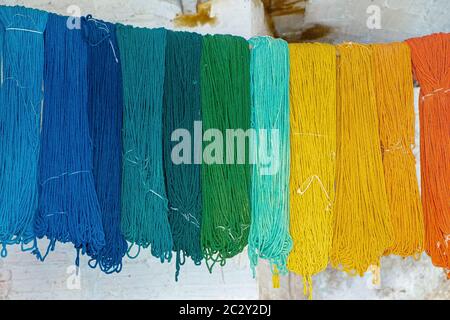 Wolle und Garne gefärbt von Blau auf Orange bei den Shows Stockfoto