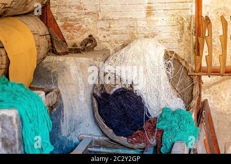 Wolle und Garne gefärbt von Blau auf Orange bei den Shows Stockfoto
