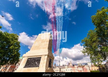 Westminster, London, Großbritannien. Juni 2020. Die Roten Pfeile der Royal Air Force und die französische Luftwaffe Patrouille de France führten einen Fliegenflug über London durch, um den 80. Jahrestag der Appel-Rede von Charles de Gaulle zu ehren, die als Ursprung des französischen Widerstands gegen die deutsche Besatzung gilt während des Zweiten Weltkriegs Die Teams überquerten den Buckingham Palace in St. James's Park, Guards Memorial und Horse Guards Parade Stockfoto