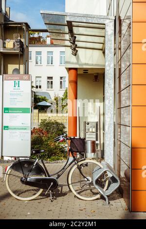 19. Oktober 2018 Deutschland. Klinik Helios Krefeld. Fahrrad ökologische Verkehrsmittel in Europa. Fahrradparkplatz auf dem Gelände Stockfoto