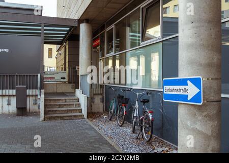 19. Oktober 2018 Deutschland. Klinik Helios Krefeld. Fahrrad ökologische Verkehrsmittel in Europa. Fahrradparkplatz auf dem Gelände Stockfoto