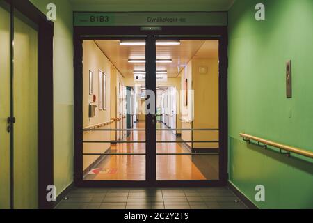 Oktober 2018. Deutschland Helios Klinikum Krefeld. Innen Krankenhaus. Geräumige verlassene Korridore des Bahnhofs, Boden von neuem Hotel Stockfoto