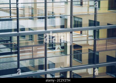 19. Oktober 2018. Deutschland Helios Klinikum Krefeld. Doktor Doktor gehen entlang Korridor zwischen den Stationen der Klinik auf dem Boden bewegen Stockfoto