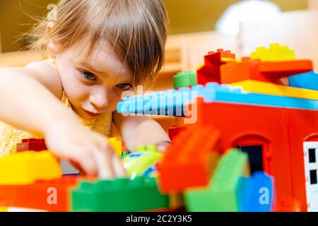 Kind in Spielgruppe des Kindergartens spielen Stockfoto
