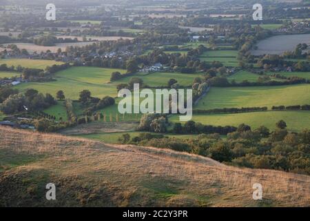 Luftaufnahme von bukolischem Ackerland und britischer Landschaft im Sommer Sonnenuntergang Stockfoto