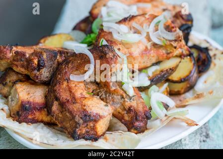Appetitliche Schweinefleisch Grill Spieße mit Zwiebeln auf einem Teller Stockfoto