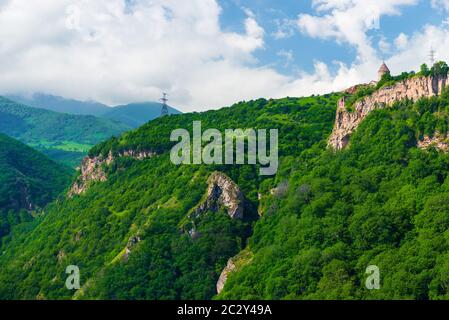 Malerisches Kaukasus-Gebirge, Blick auf das Kloster Tatev, auf einer Klippe gelegen. Armenischer Landmark Stockfoto