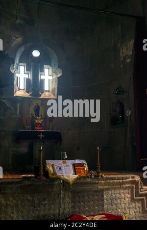 Fenster in Form eines Kreuzes, Blick auf den Altar des Tempels im Kloster Tatev, Armenien Stockfoto