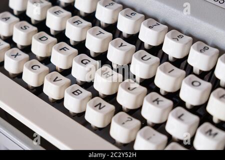 Klassische Schreibmaschine, Olivetti Modell 'Lettera35', entworfen 1972, Nahaufnahme der mechanischen Tastatur, Schreibkonzept. Stockfoto