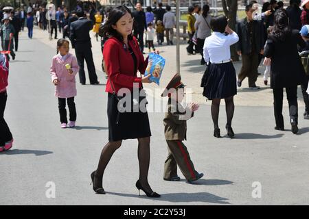 Pjöngjang, Nordkorea - 1. Mai 2019: Die junge Mutter und ihr kleiner Sohn, in der Uniform der koreanischen Volksarmee gekleidet, gehen auf der Pjöngjang-Bude Stockfoto