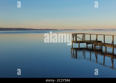 Holzsteg am Großen Plöner See / Grosser Plöner See / Grosser Plöner See im Winter, Schleswig-Holstein, Deutschland Stockfoto