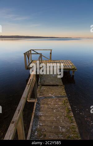 Holzsteg am Großen Plöner See / Grosser Plöner See / Grosser Plöner See im Winter, Schleswig-Holstein, Deutschland Stockfoto