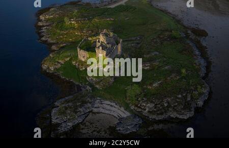 Luftdrohne, die auf Schloss Tioram geschossen wurde, ist eine zerstörte Burg, die auf der Gezeiteninsel Eilean Tioram in Loch Moidart, Lochaber, Highland, Schottland liegt. ICH Stockfoto