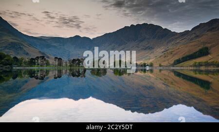 Morgendämmerung um Buttermere, dem See im englischen Lake District in Nordwestengland. Das angrenzende Dorf Buttermere trägt seinen Namen vom See. Stockfoto