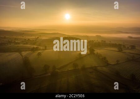 Sonnenaufgang über Ackerland in der Nähe des Yorkshire Dales Dorf Eshton ein kleines Dorf und eine zivile Pfarrei im Craven Distrikt von North Yorkshire, England. Stockfoto