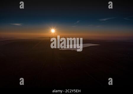 Sonnenaufgang über der Windfarm Ovenden Moor, West Yorkshire Stockfoto