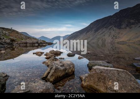 Sonnenaufgang über dem Wast Water ein See in Wasdale, einem Tal im westlichen Teil des Lake District National Park, England, ist er der tiefste See in Stockfoto