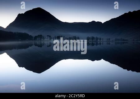 Morgendämmerung um Buttermere, dem See im englischen Lake District in Nordwestengland. Das angrenzende Dorf Buttermere trägt seinen Namen vom See. Stockfoto