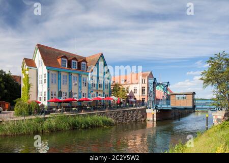 Traditionelle Liftbrücke über die Elde bei Plau am See, Stadt im Landkreis Ludwigslust-Parchim, Mecklenburg-Vorpommern, Deutschland Stockfoto