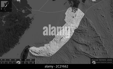 Okinawa-Plattenform, umrissen auf einem abgedunkelten und entsätteten Hintergrund der Bilevel-Karte mit informativen Überlagerungen. 3D-Rendering Stockfoto
