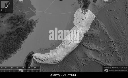 Okinawa-Plattenform, umrissen auf einem abgedunkelten und entsätteten Hintergrund der Graustufenkarte mit informativen Überlagerungen. 3D-Rendering Stockfoto